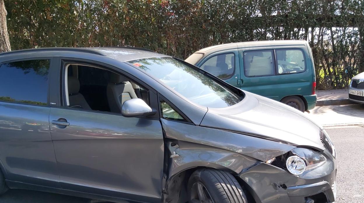 El coche camuflado de la Policía Local sufrió un fuerte impacto