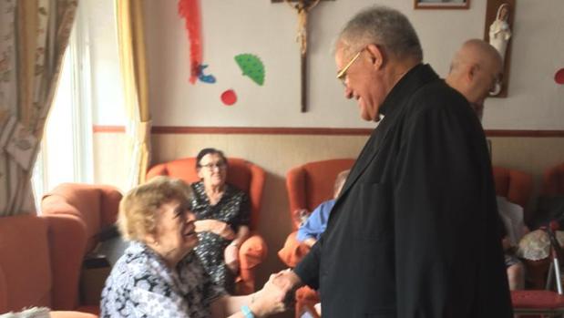 El obispo de Córdoba visita a los ancianos de la residencia de Priego tras la explosión