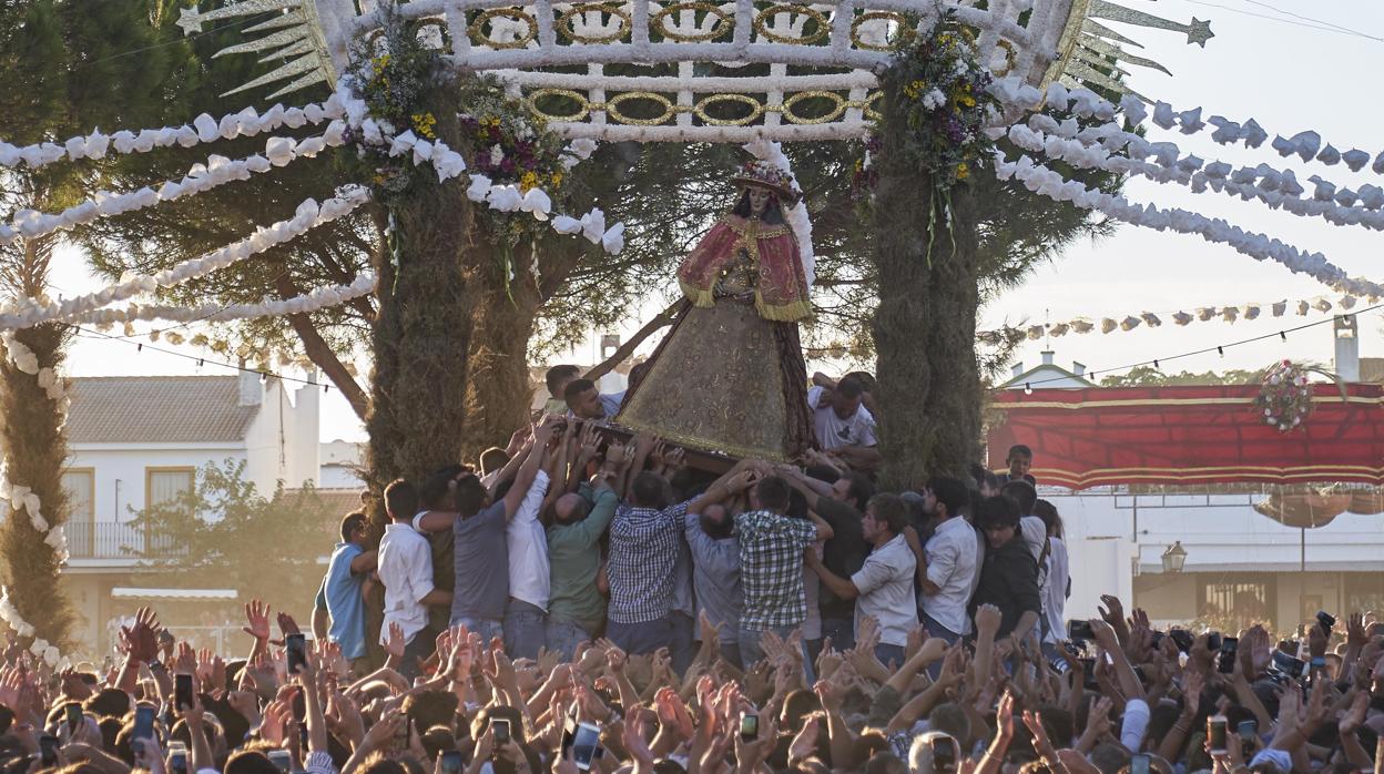 la Virgen del Rocío eantes de emprender su Traslado a Almonte por el Camino de Los Llanos