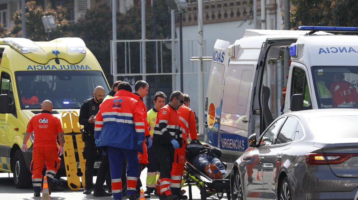 Intervención de la Policían Local y sanitarios en un accidente en Córdoba