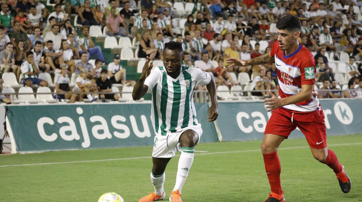 Owusu trata de controlar un balón