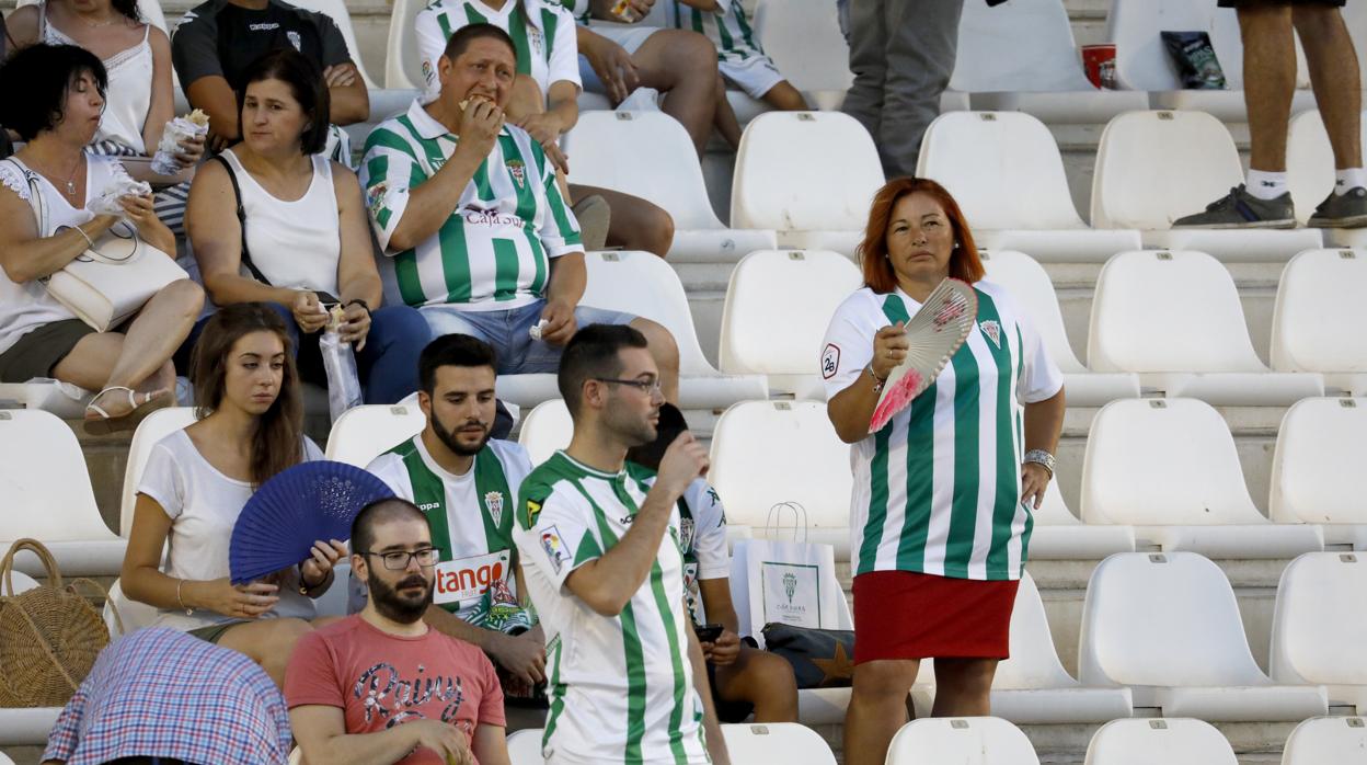 Aficionados del Córdoba combaten el calor