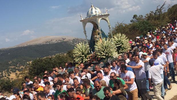 Miles de devotos acompañan a la Virgen de la Sierra de Cabra en su tradicional «Bajá»