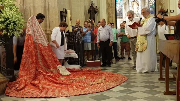 Lorenzo Caprile entrega el manto que ha diseñado para  la Virgen de la Luz, patrona de Tarifa