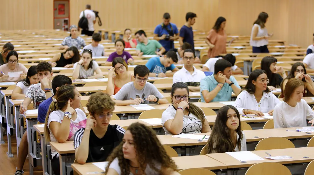 Alumnos durante un examen de Selectividad de septiembre en Córdoba