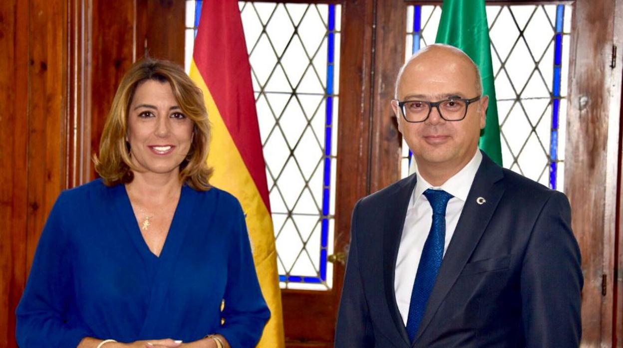 Susana Díaz junto a Cihad Erguinay en la sede del PSOE en San Vicente en una foto de su twitter