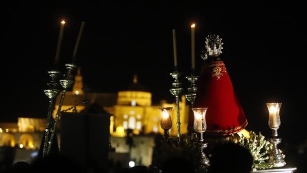 La Virgen de la Fuensanta cruza el umbral de la Mezquita-Catedral
