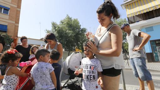 Un alumno del Virgen de Linares se refresca durante la ola de calor de junio de 2017