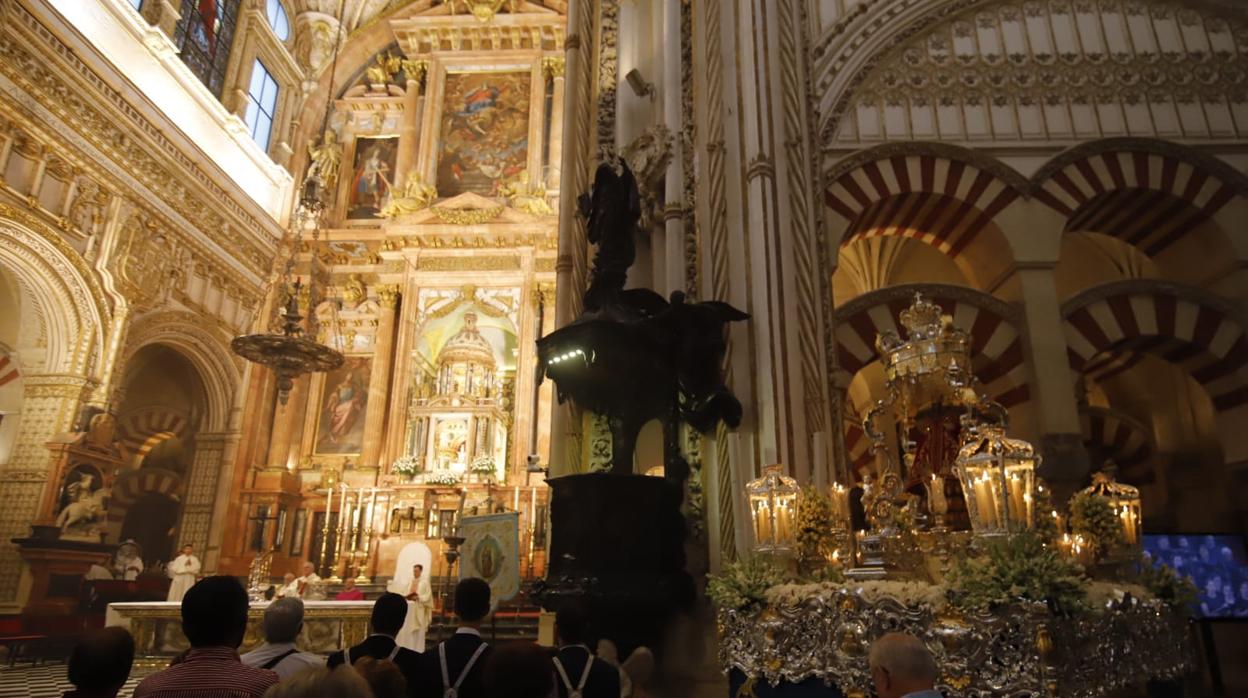 Misa del obispo en la Catedral de Córdoba ante Nuestra Señora de la Fuensanta