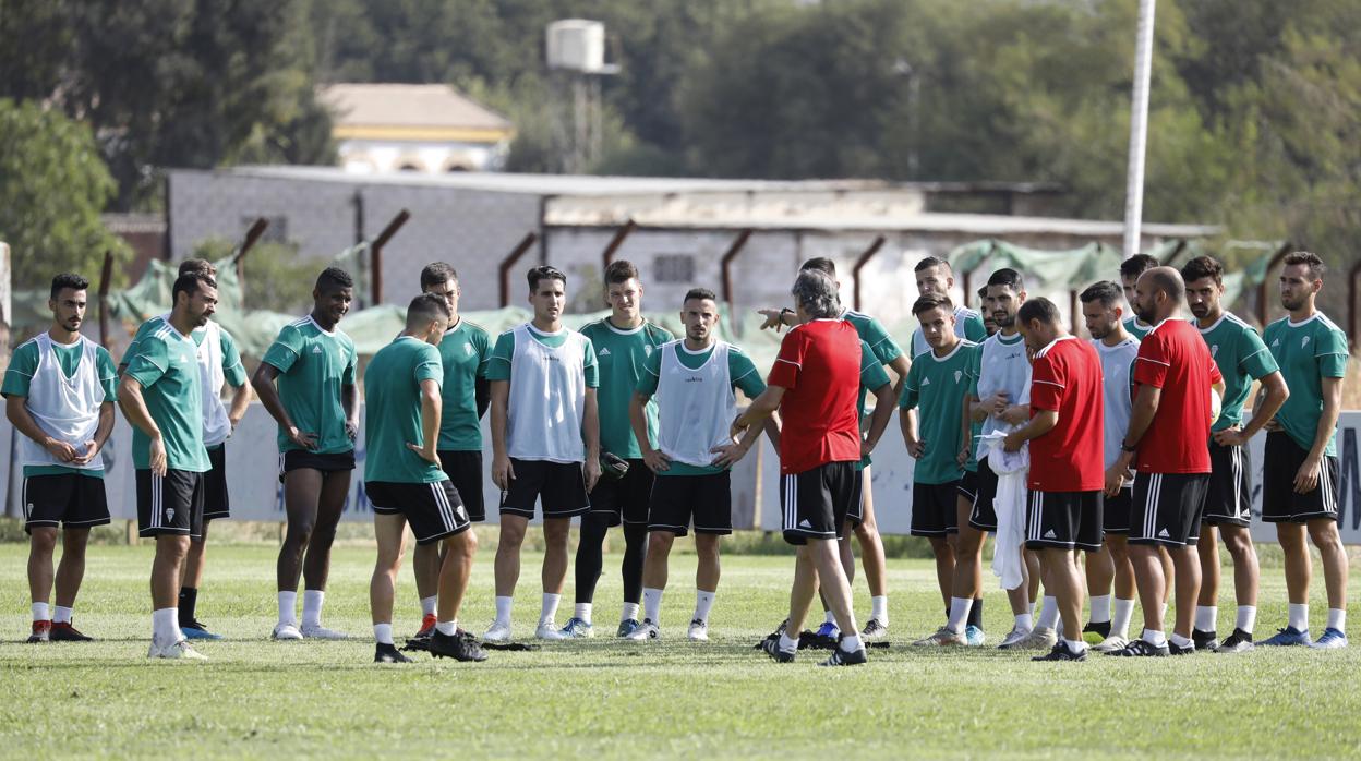 La plantilla del Córdoba CF recibe las instrucciones del técnico Enrique Martín