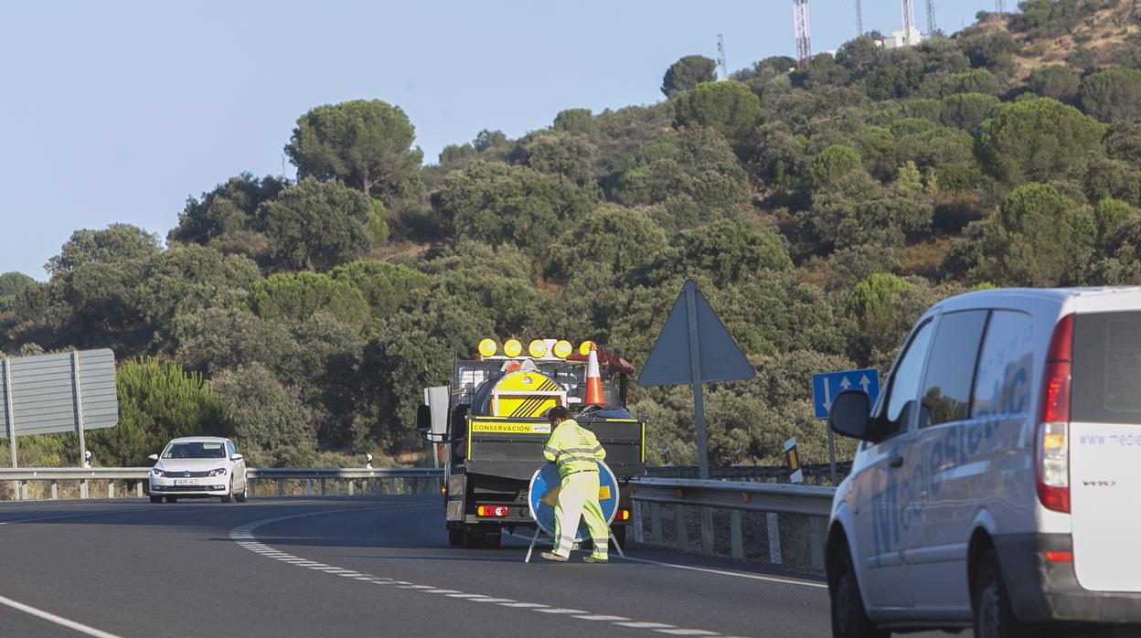 Un operario en el lugar donde se produjo un accidente de tráfico en la N-432