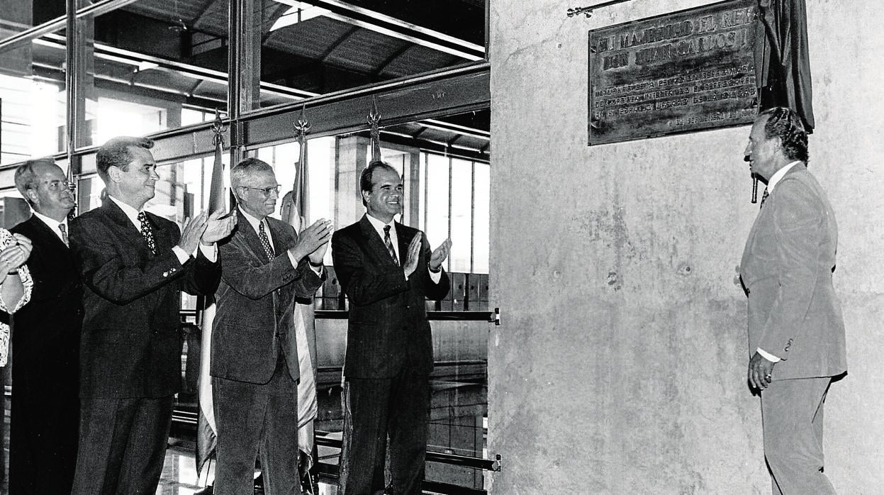 Herminio Trigo, Josep Borrell y Manuel Chaves aplauden al Rey Juan Carlos el día de la inauguración