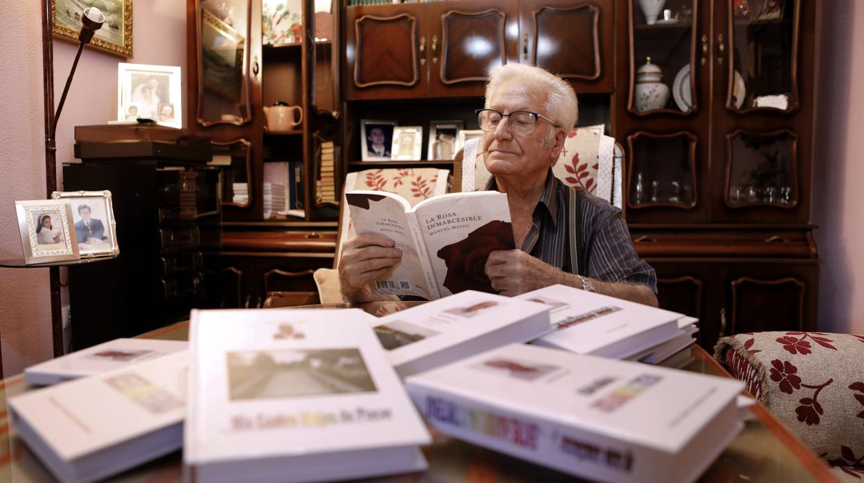 Manuel Mateo en su vivienda del Campo de la Verdad