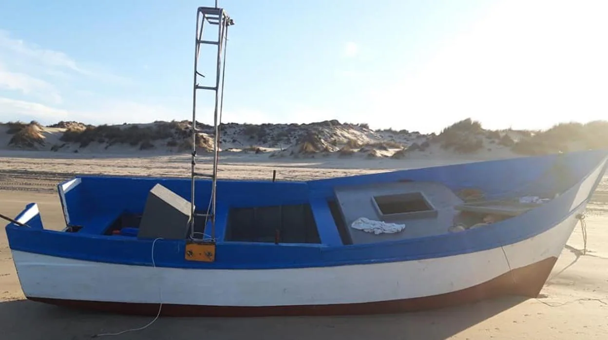Patera aparecida este lunes en las playas de Doñana