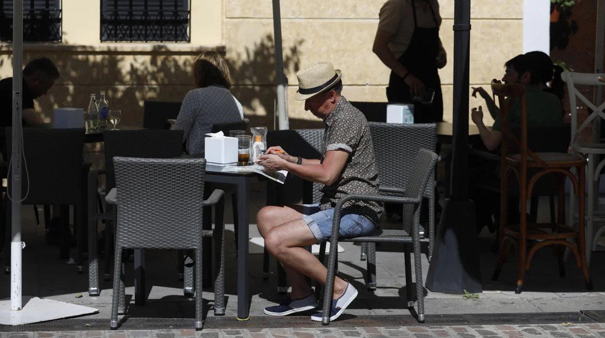 Una persona toma un refresco en un bar de Córdoba