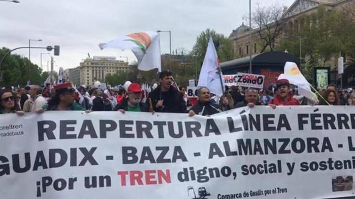 Colectivos ferroviarios de Guadix y Baza acudieron a la histórica manifestación de la «Revuelta de la España Vaciada» que tuvo lugra en Madrid el pasado mes de abril.