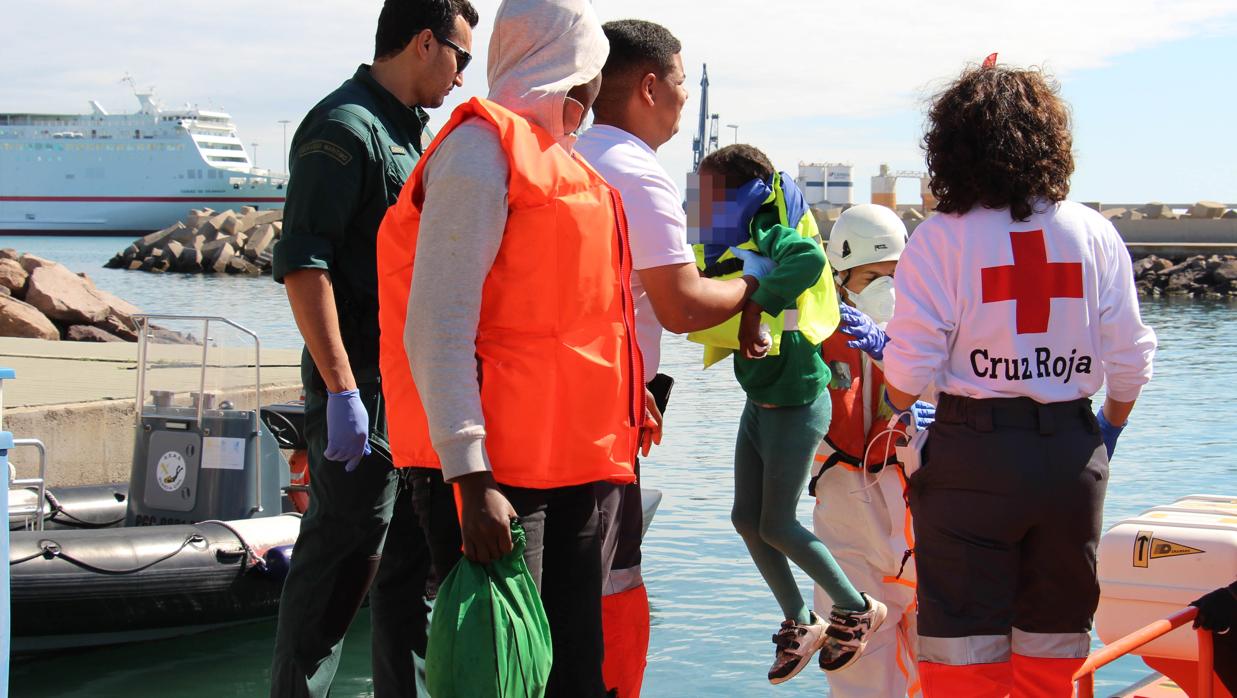 Un menor inmigrantes rescatado de una patera por Salvamento Marítimo