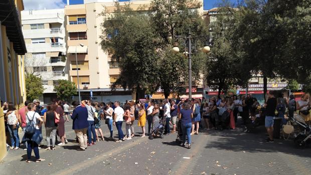 Largas colas en el Colegio Colón de Córdoba por la falta de monitores a la salida