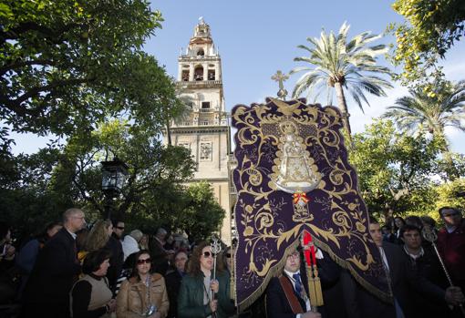 El simpecado de la hermandad de Priego, en el Patio de los Naranjos en el Rocío de la Fe en 2013