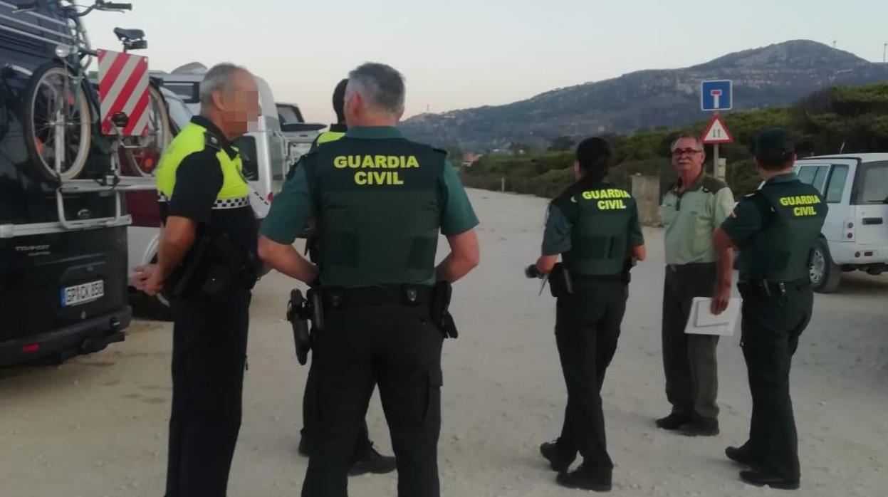 Varios agentes, durante la inspección llevada a cabo en Tarifa este miércoles