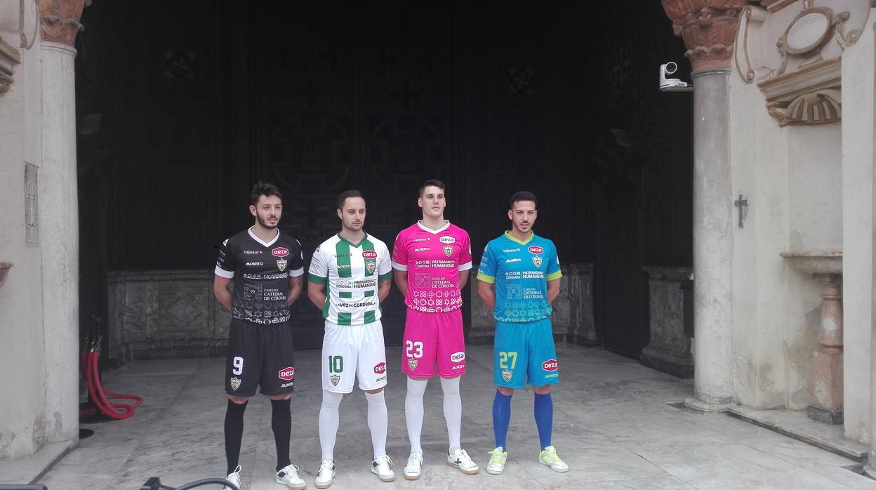 Los jugadores del Córdoba posan con las camisetas