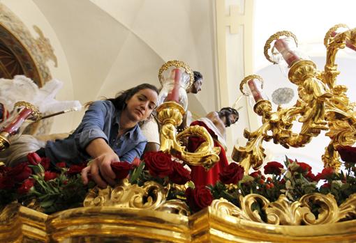 Preparativos en el paso de msterio del Señor de las Penas de Córdoba