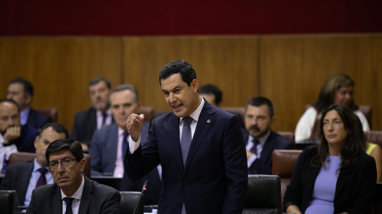 El presidente de la Junta, Juanma Moreno, durante la sesión de control en el Parlamento