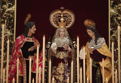 La Virgen del Desconsuelo del Santo Sepulcro, entre imágenes de su discípulo Miguel Ángel González Jurado