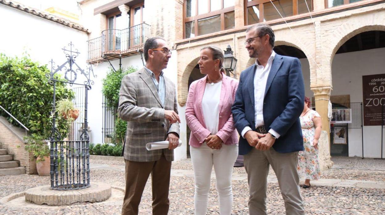 Antonio Álvarez, Isabel Albás y David Dorado en el zoco municipal