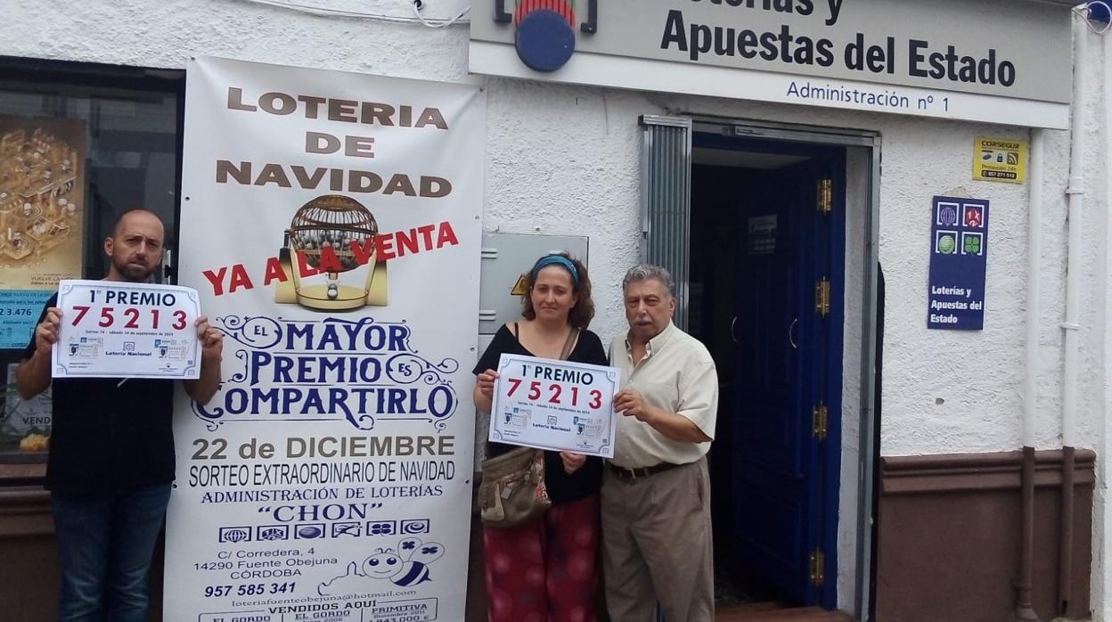 Los responsables de la administración de lotería de Fuente Obejuna donde ha tocado el primer premio de la Lotería