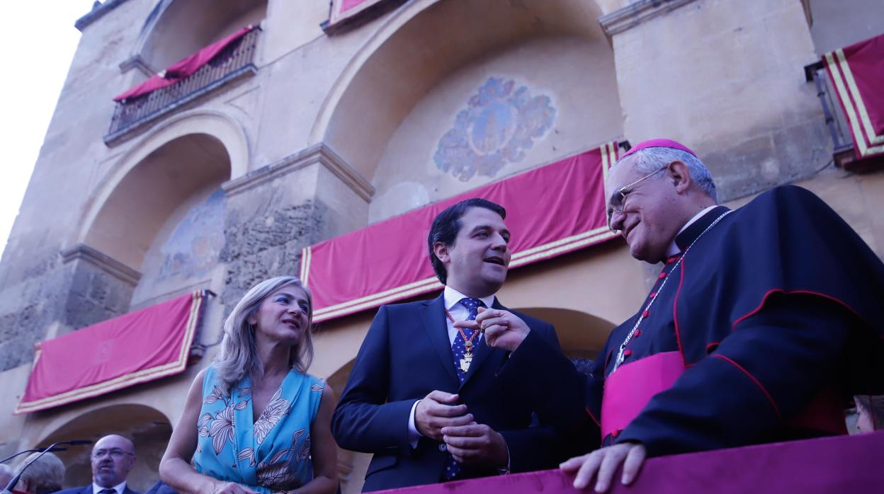 El alcalde, en un palco ayer durante los traslados de la magna junto al obispo