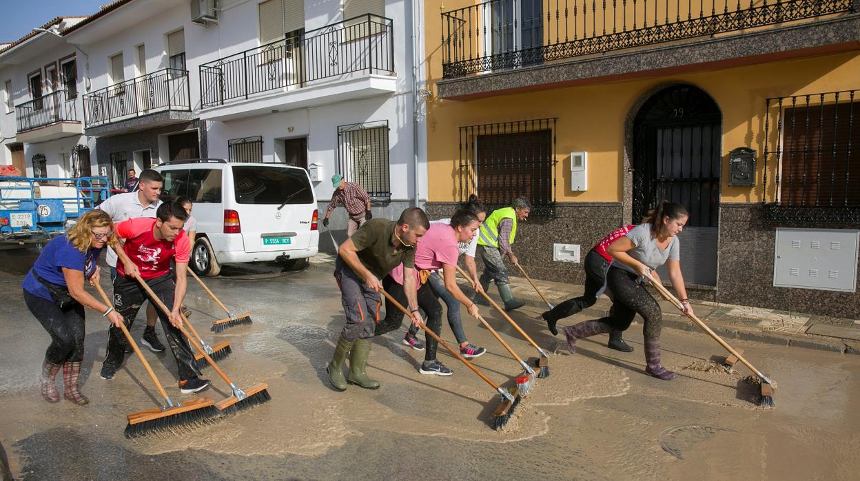Un grupo de vecinos achica agua en Villanueva del Trabuco, Málaga