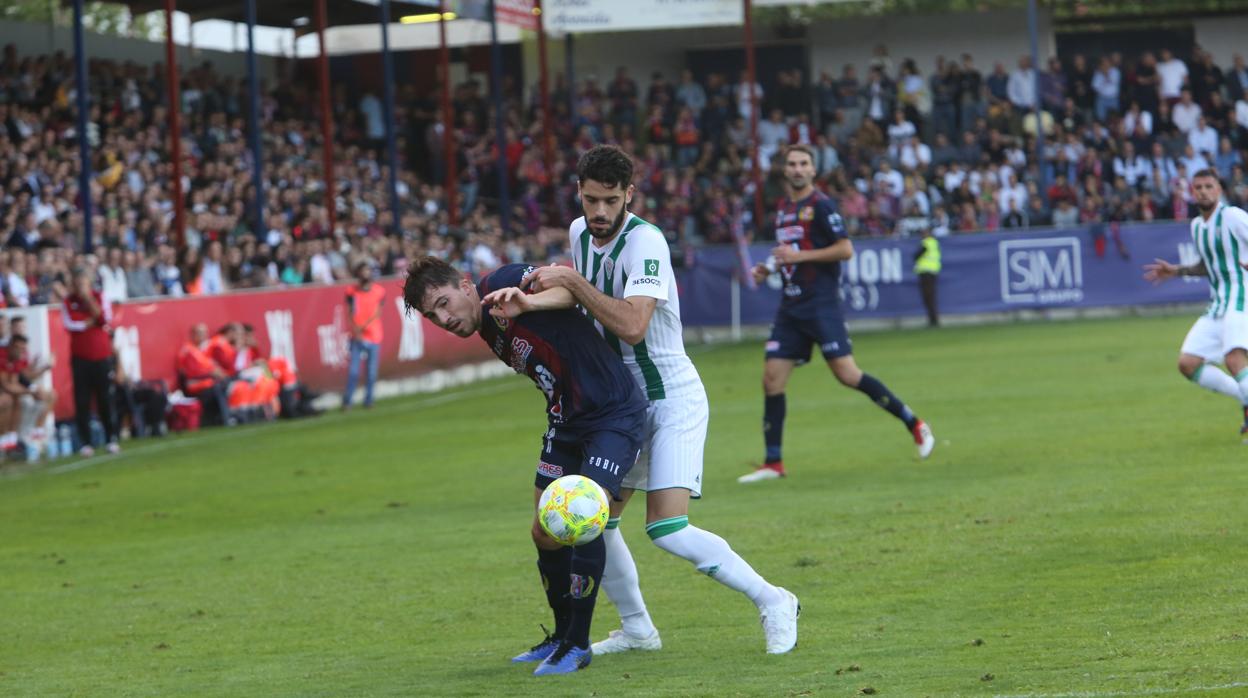 El central del Córdoba CF Fernando Román presiona ante el Yeclano Deportivo