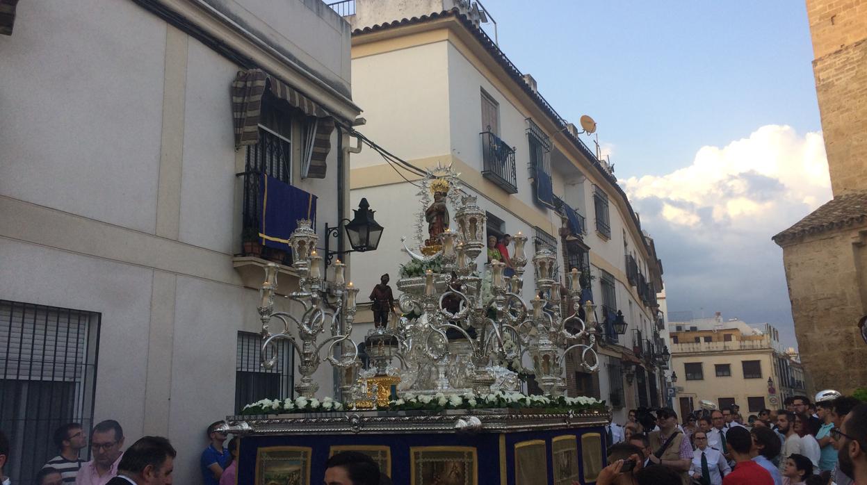 La Virgen de Villaviciosa avanza por la plaza de San Lorenzo de Córdoba