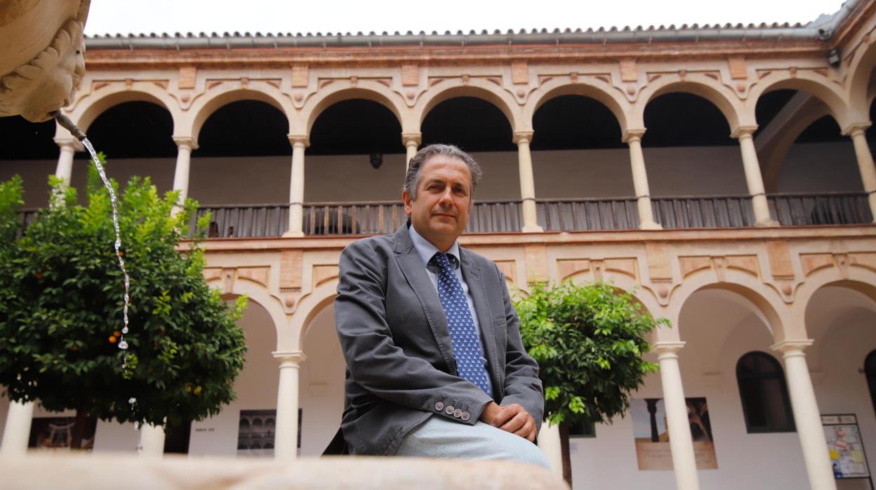 Fernando Fuentes, en el claustro de la Facultad de Derecho y Empresariales de Córdoba