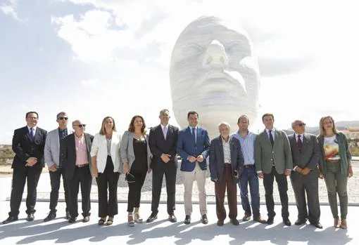 Representantes institucionales han participado en la inauguración de la escultura.