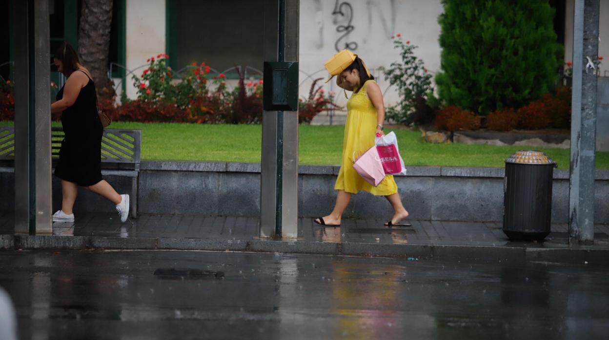 Una mujere se protege de la lluvia en Córdoba el pasado mes de agosto