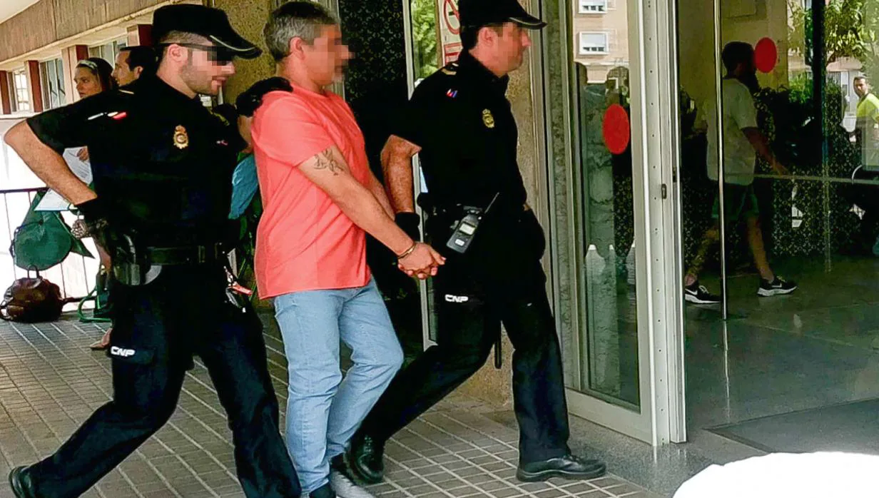 Bernardo Montoya a su llegada al hospital sevillano acompañado de dos agentes de la Policía
