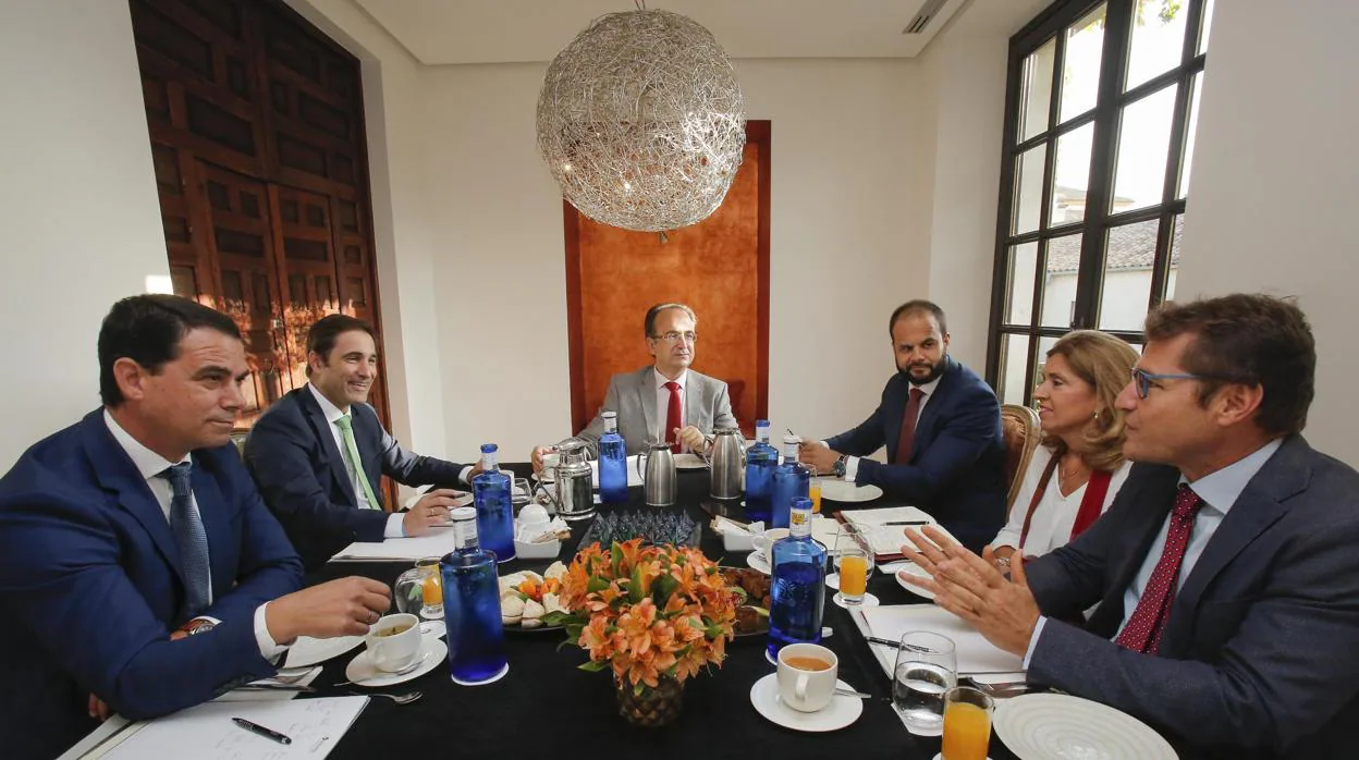 Jonás Morais, César Téllez, Luis Miranda, Luis Luengo, María Jesús Botella y Rafael Agüera, durante la mesa redonda