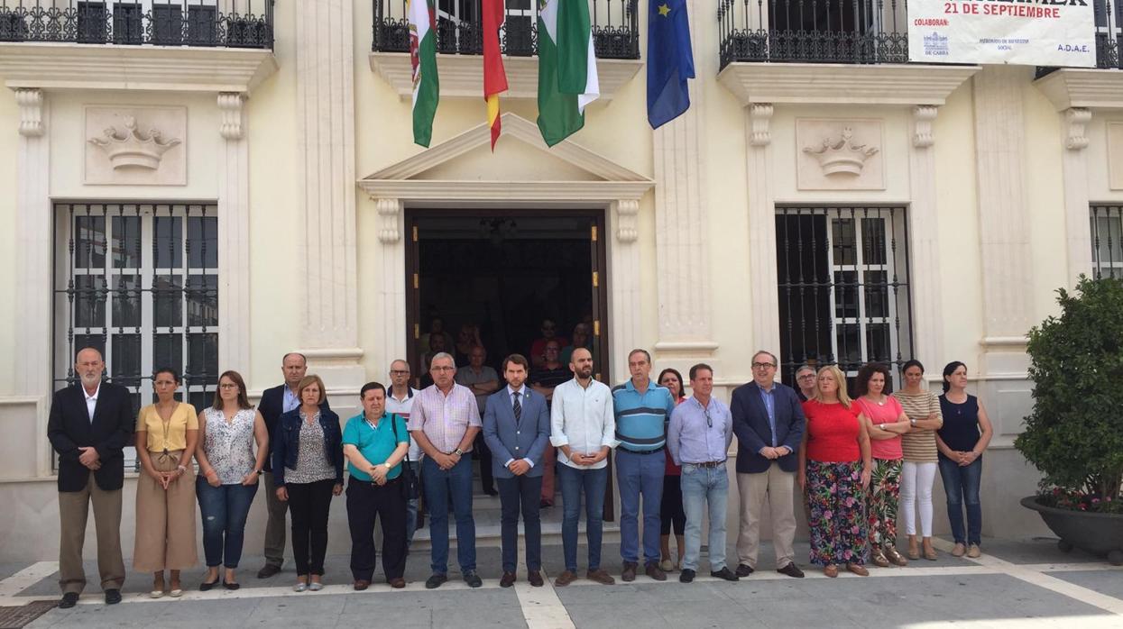 Concentración ante las puertas del Ayuntamiento de Cabra