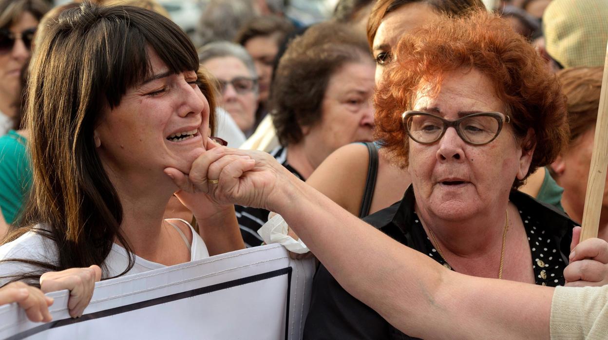 Marianela Olmedo, junto a la abuela y madre de María y Miguel ángel Domínguez