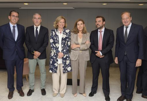 Sergio Corral, director general de la Fundación Unicaja, Elías Bendodo, consejero andaluz de Presidencia, Catalina Luca de Tena, presidenta-editora de ABC, Rocío Blanco, consejera de Empleo, Fernando del Valle, director de la Edición de Andalucía de ABC y Álvaro Rodríguez Guitart, director gerente de ABC Andalucía