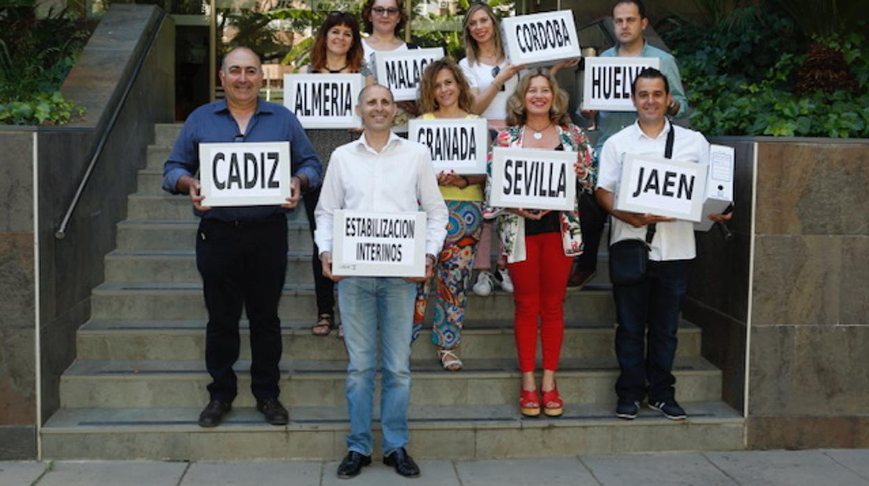 Imagen de los funcionarios con las cajas de firmas recogidas en cada provincia a la hora de presentarlas