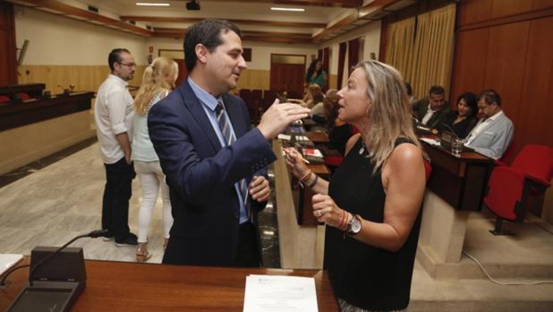 Bellido y Albás en el Salón de Plenos del Ayuntamiento de Córdoba