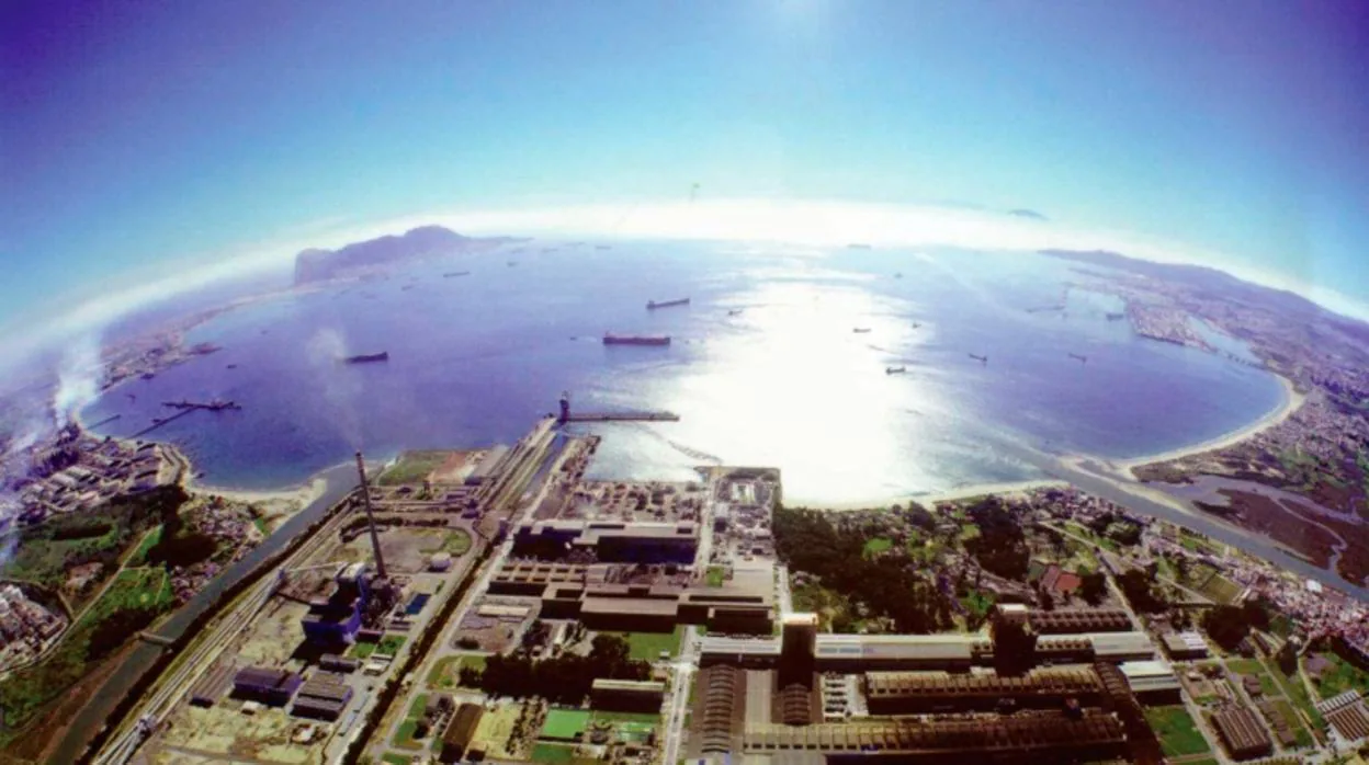 Vista aérea de la factoría de Acerinox en Los Barrios, con la Bahía de Algeciras al fondo