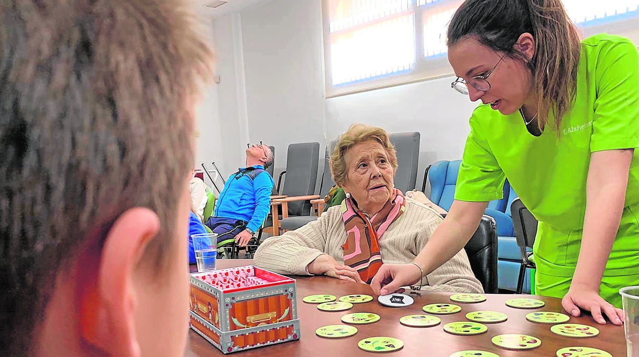 Un taller de estimulación cognitiva en la asociación de Alzheimer Córdoba