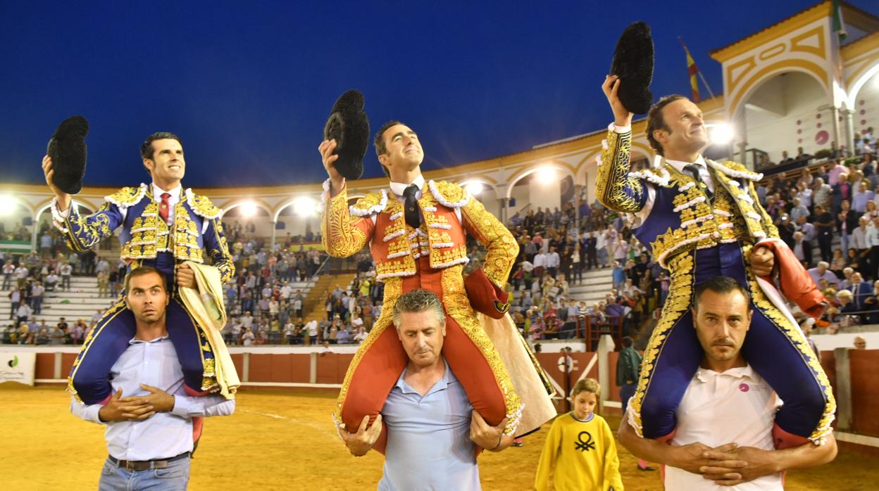 Salida a hombros de los tres maestros en la Feria de la Merced de Pozoblanco