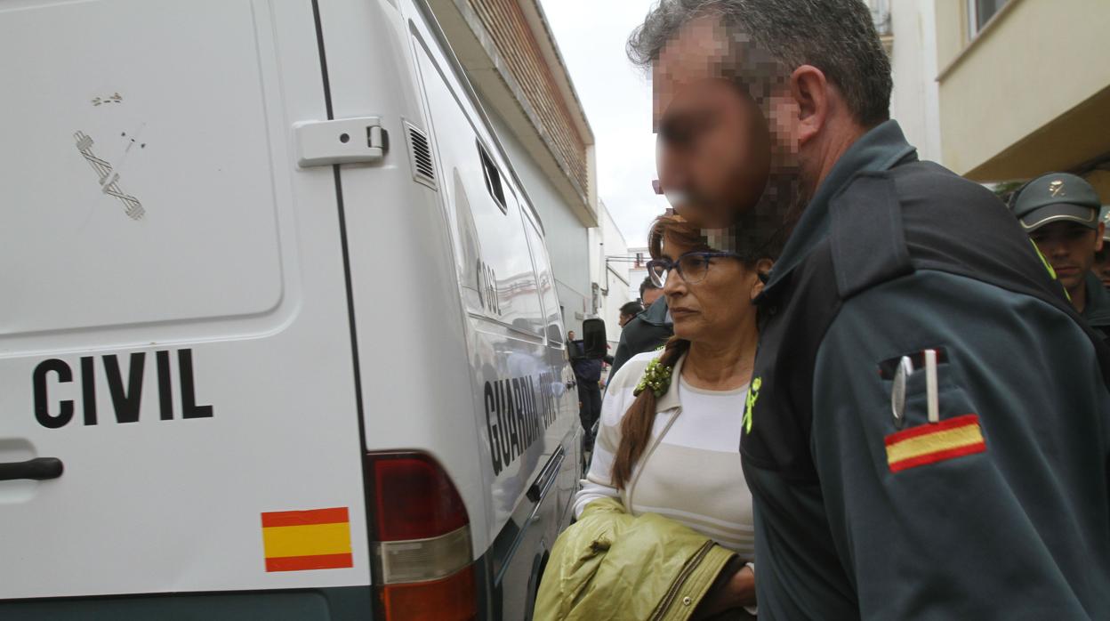 Un agente de la Guardia Civil con la alcaldesa de Peñarroya María Luisa Ruiz durante su detención
