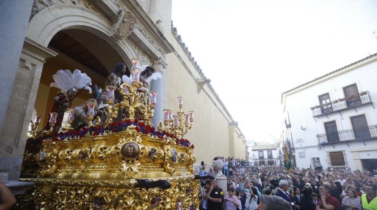 Humildad y Paciencia saliendo desde la Catedral