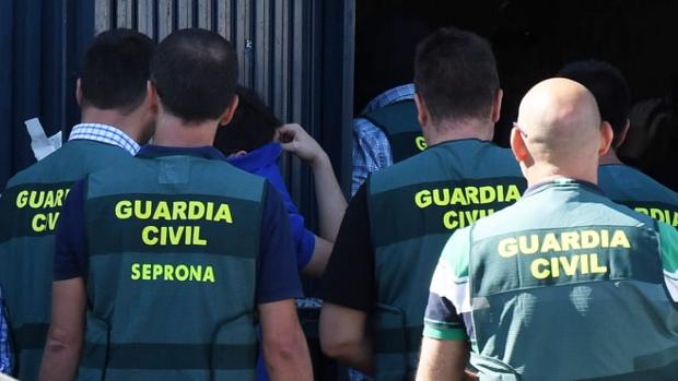 Cinco detenidos y cajas de documentos requisados en la operación policial contra Magrudis por la listeriosis